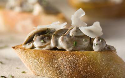Bruschetta s česnekem a houbami